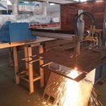 Stroj za rezanje pločevine z rezalno kovino