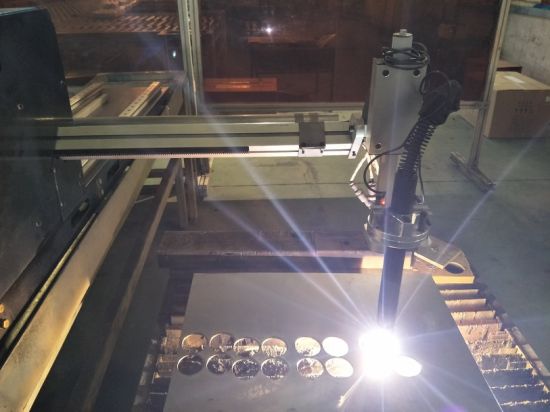 Stroj za rezanje kovin z efektivno površino 1500 * 2500mm plazma CNC rezalni stroj s plazemsko gorivo in višino obloka